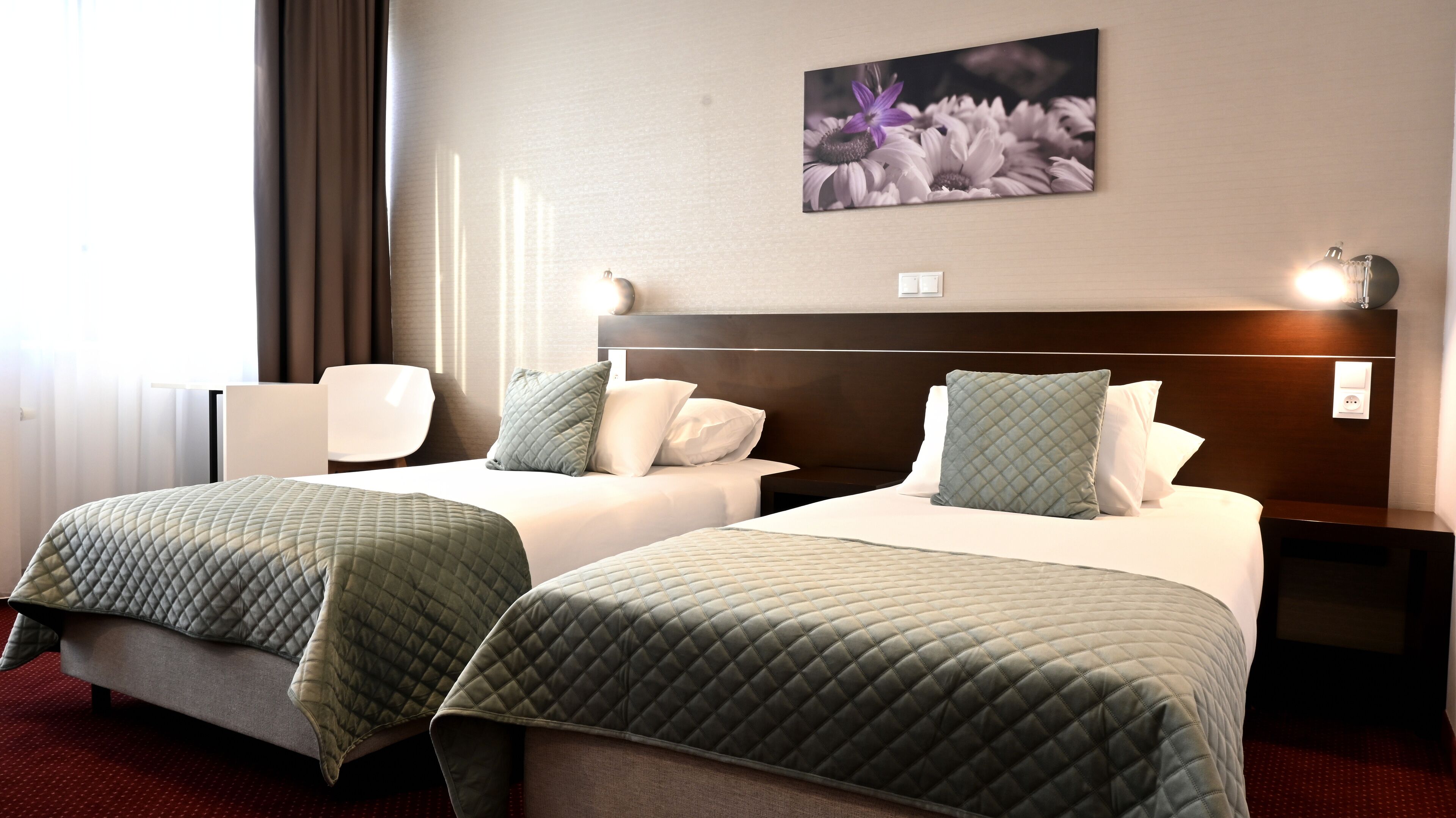 مكتب وستائر تعتيم وتجهيزات عازلة للصوت وواي فاي مجانًا