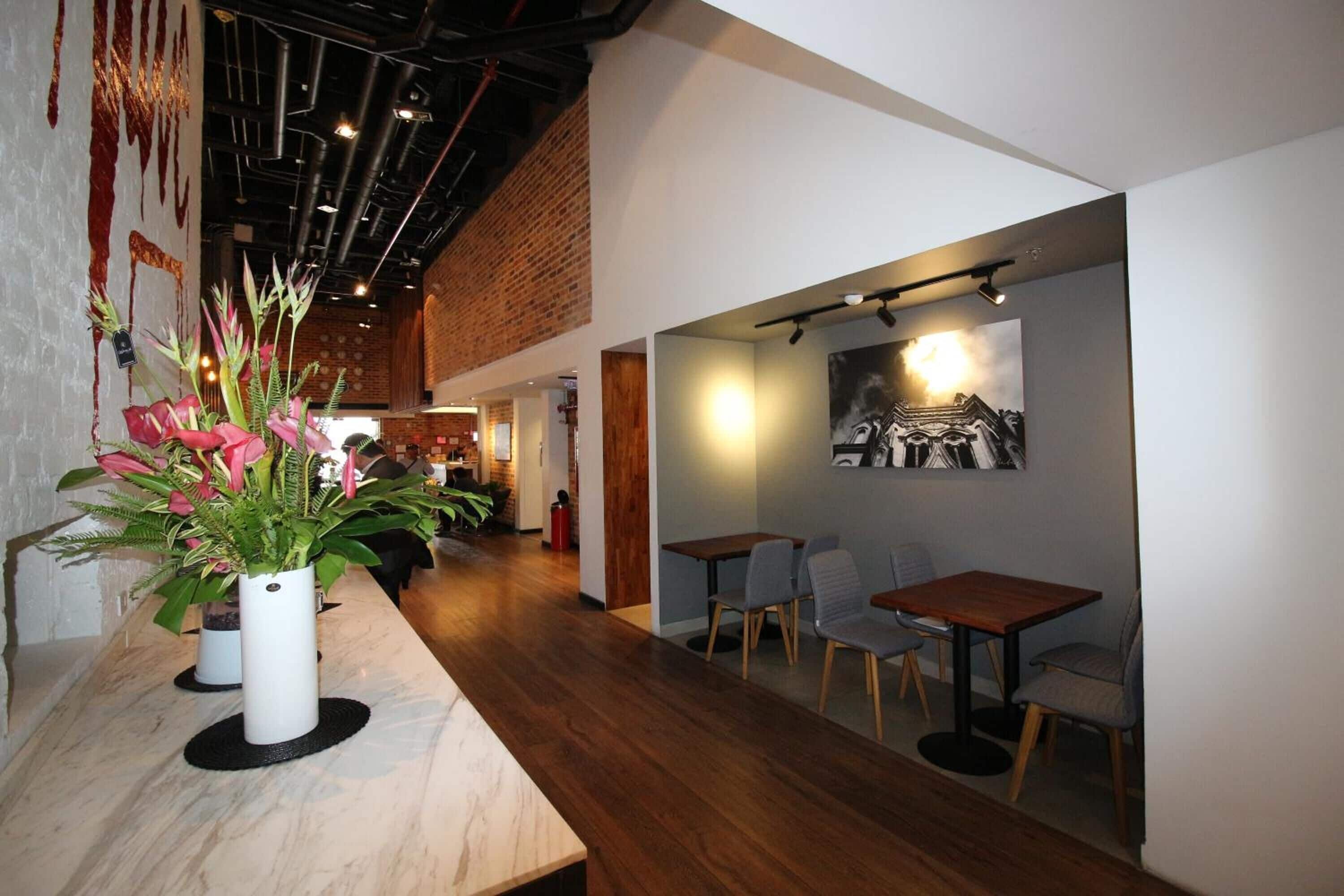 breakfast, lunch, dinner served; international cuisine