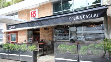 Un restaurante llamado 'Cocina Casual' con terraza y un letrero visible que dice 'B3 Virrey'.