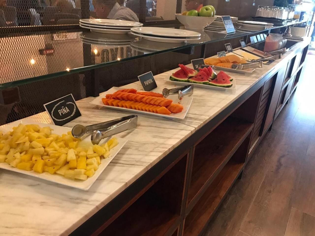 breakfast, lunch, dinner served; international cuisine