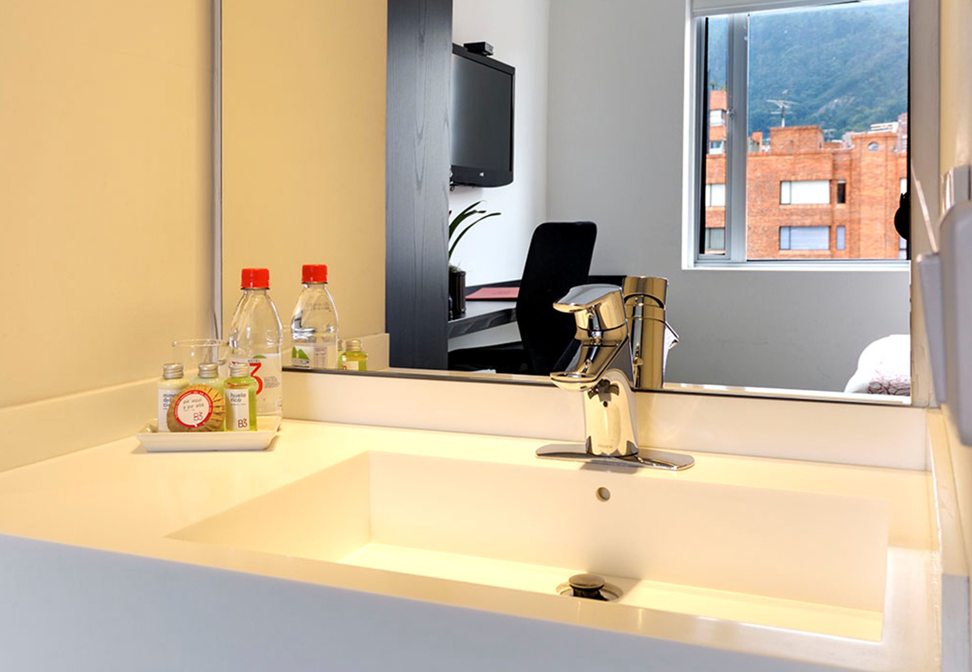 room (bureau) | bathroom | shower, rainfall showerhead, free toiletries, hair dryer