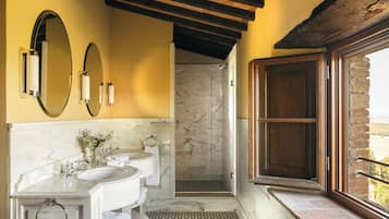 Suite (Tuscanica) | Bathroom | Combined shower/tub, rainfall showerhead, hair dryer, bathrobes