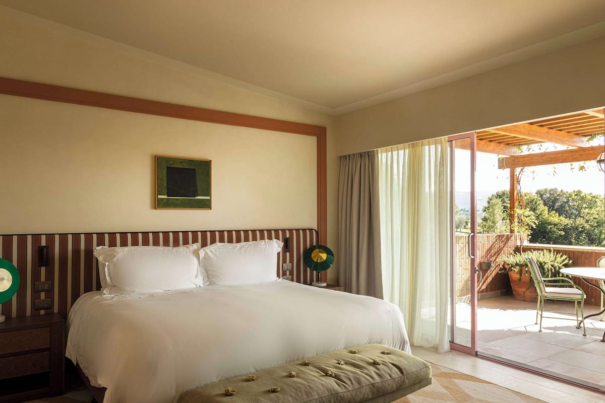 Suite (Etruria) | Frette Italian sheets, premium bedding, down comforters, minibar