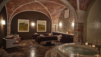 Couples treatment room(s), sauna, Turkish bath/hammam, body treatments