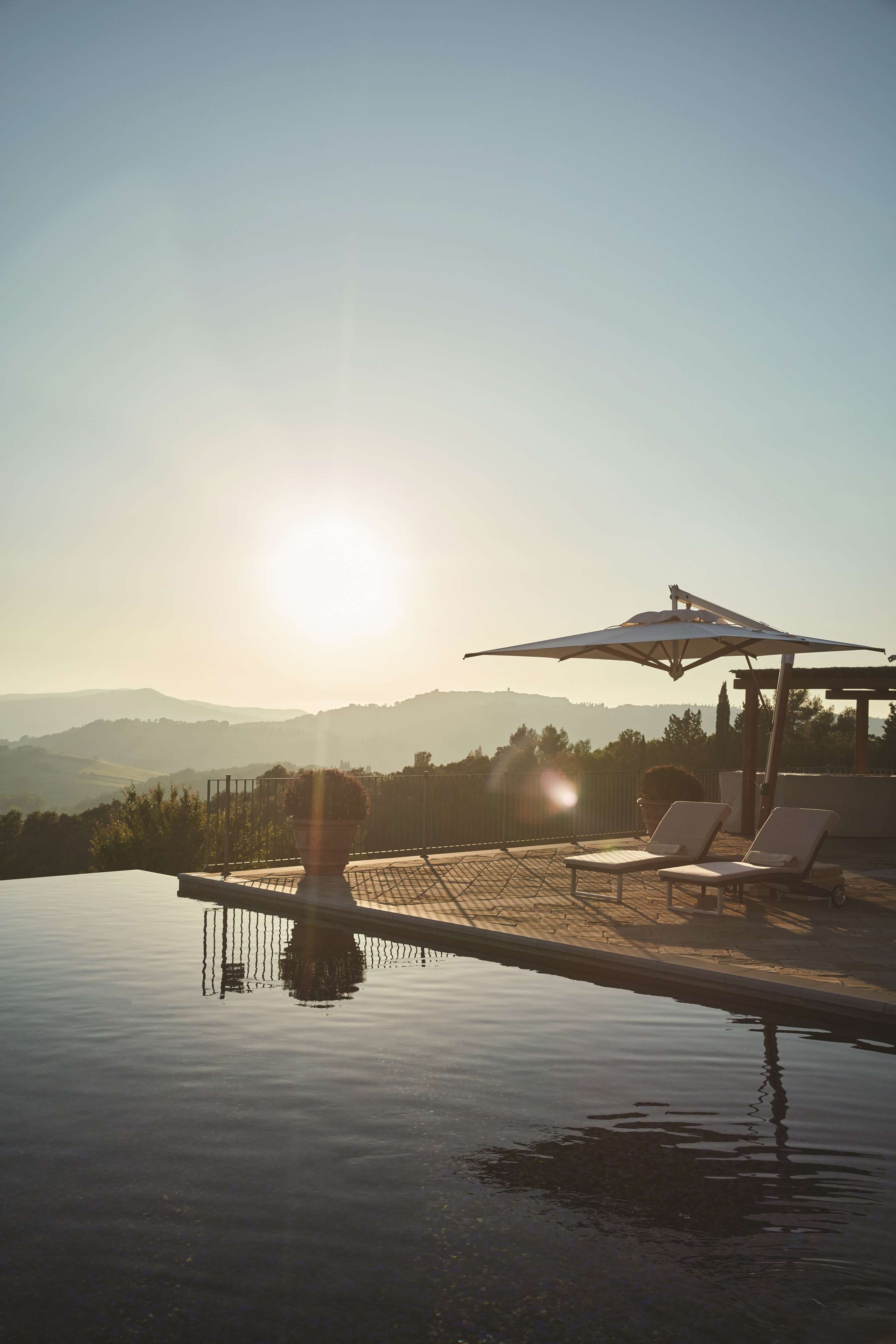 Außenpool, Sonnenschirme, Liegestühle