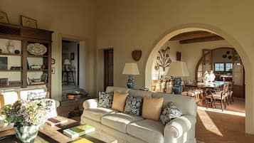 Vila (Thesan) | Área de estar | TV 30 polegadas com canais via satélite, dock para iPod, filmes pagos