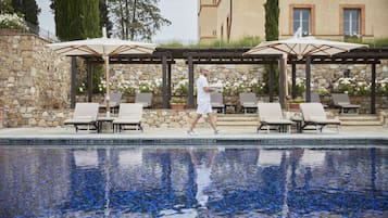 Piscine extérieure, parasols de plage, chaises longues