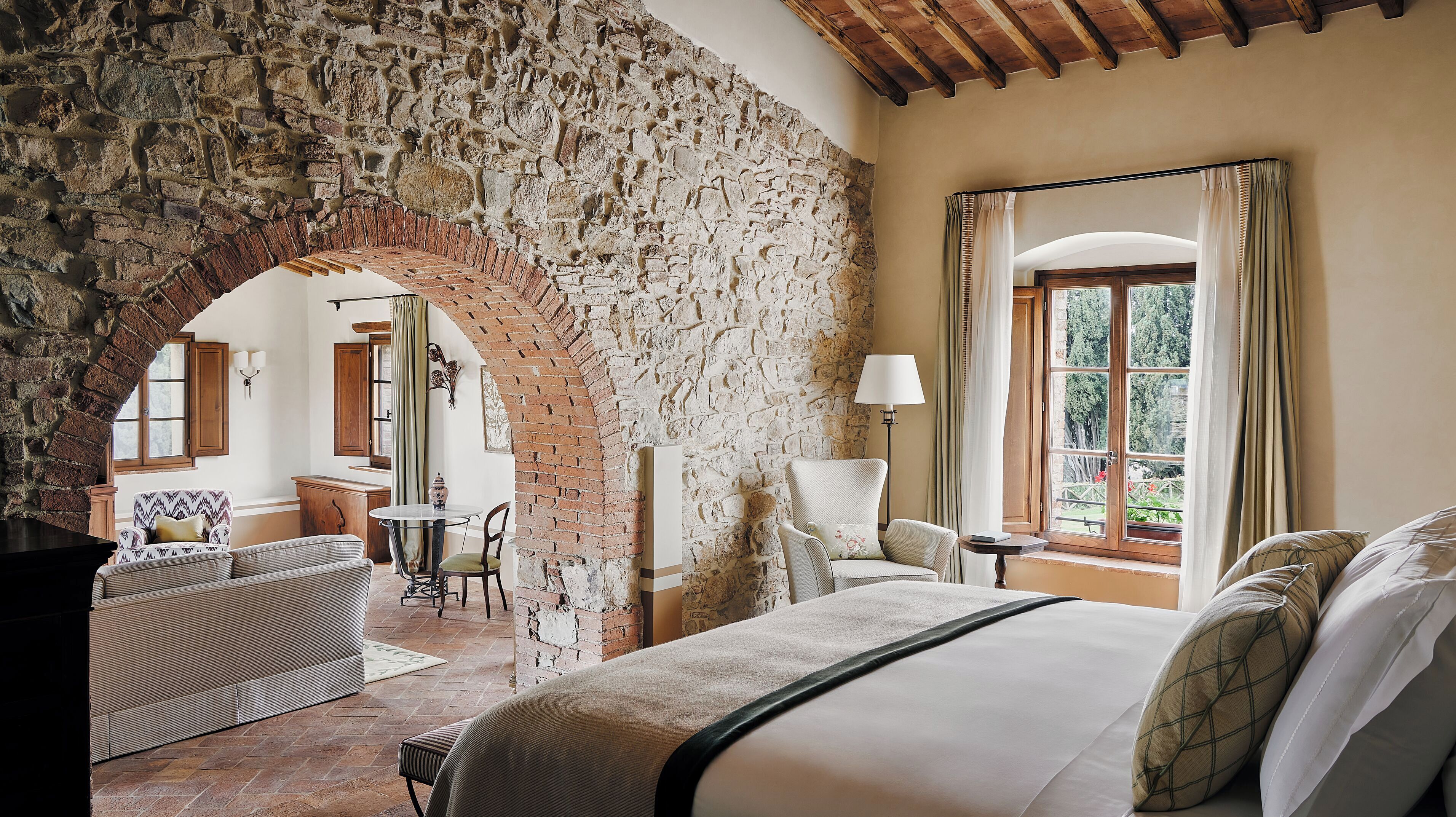 ห้องสวีท (Castello di Casole) | ผ้าปูที่นอน Frette จากอิตาลี, เครื่องนอนระดับพรีเมียม, ผ้านวมขนเป็ด