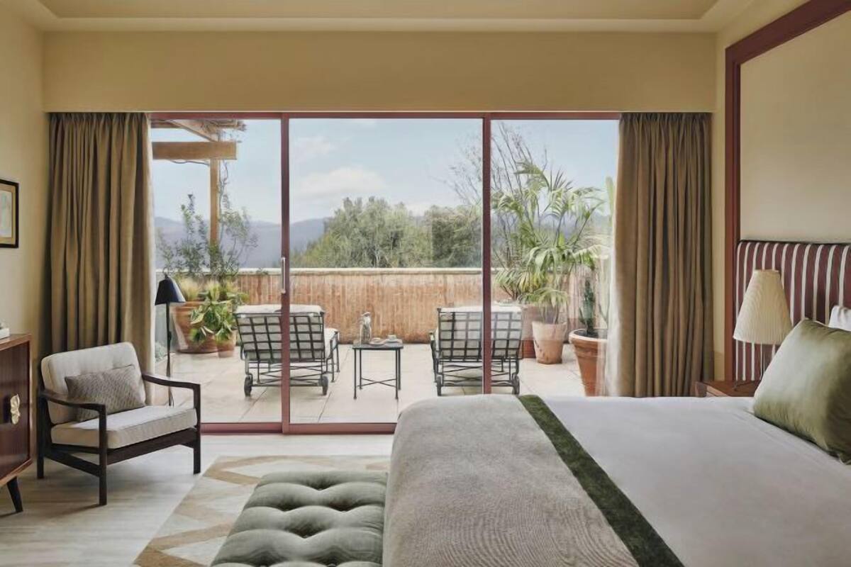 Frette Italian sheets, premium bedding, down comforters, minibar