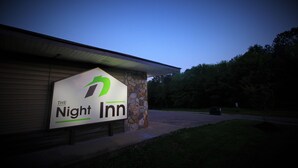 Ein Gebäude mit einem Schild für "The Night Inn", das ein stilisertes "N"-Logo zeigt.