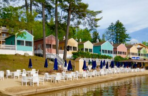 2 restaurants, lunch served