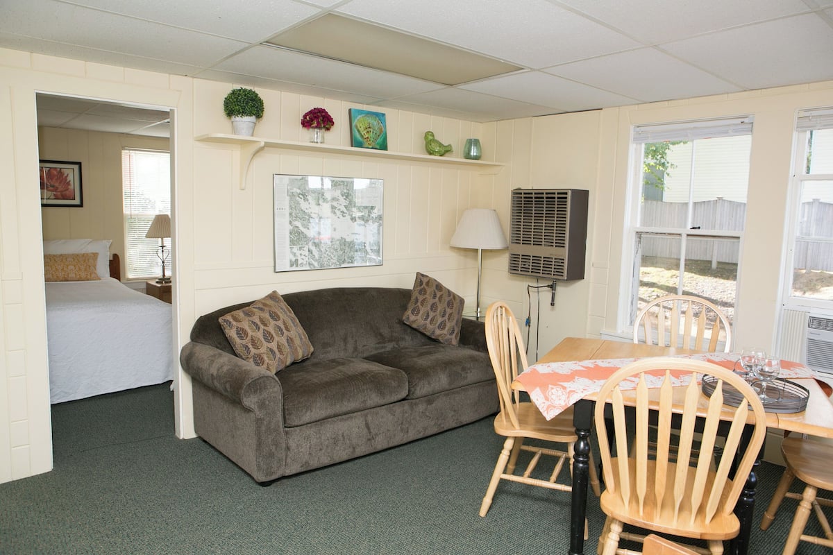 Two Bedroom Cottage - Two Double Beds | Woonruimte | Een 32-inch televisie met kabelzenders