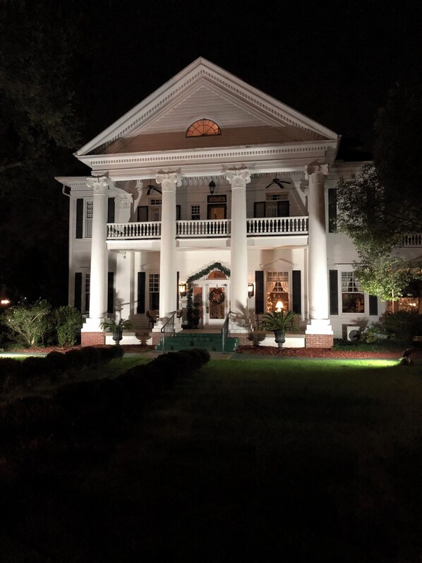 Front of property - Historic Michabelle Inn (Hammond)