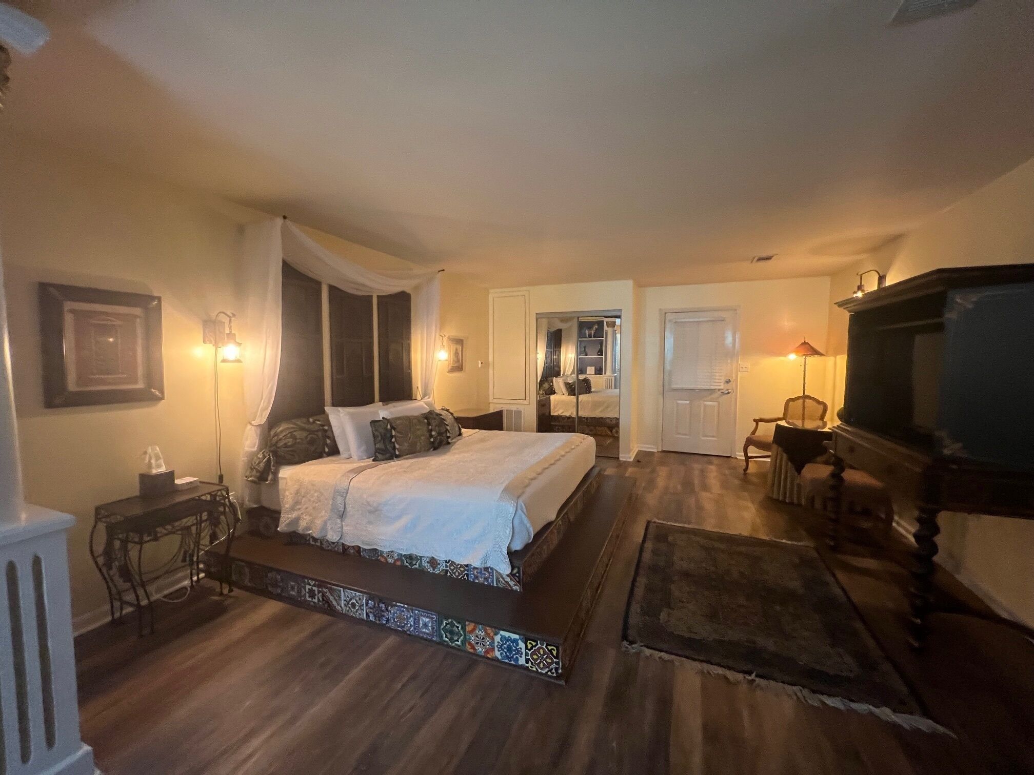 Decoración personalizada, muebles diferentes y escritorio 