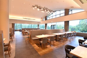 Serveert ontbijt, lunch, diner, uitzicht op de tuin 