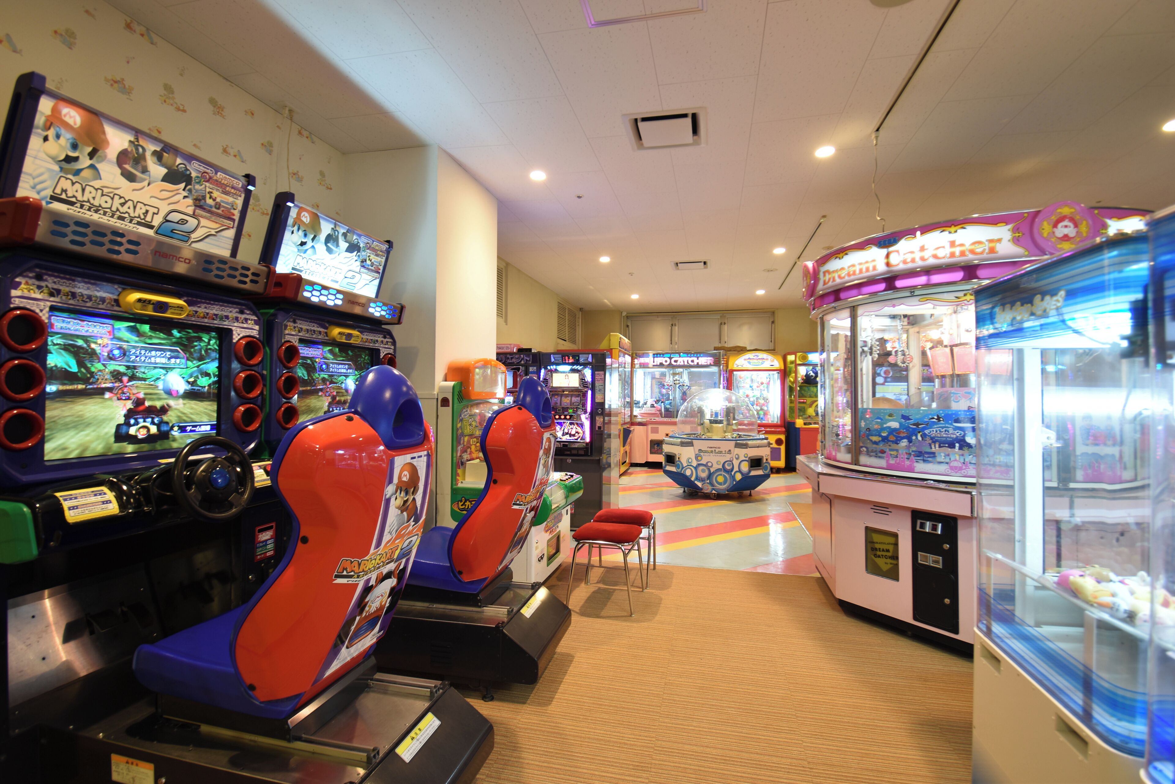 Una hilera de máquinas recreativas, con un juego Dream Catcher a la derecha.