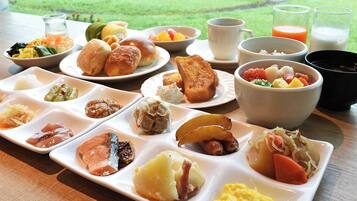Um buffet de café da manhã com diversos pratos e bebidas sobre uma mesa.