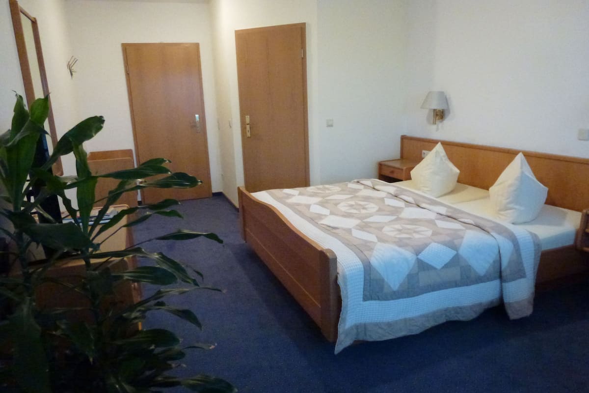 Premium bedding, in-room safe, soundproofing, WiFi (free)