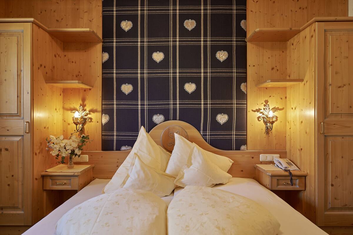 romantic double room, balcony, mountain view | desk, free wifi