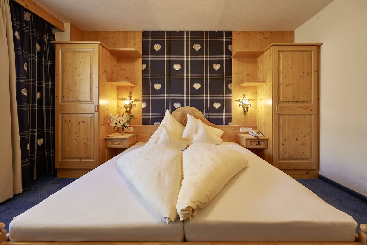 romantic double room, balcony, mountain view | desk, free wifi