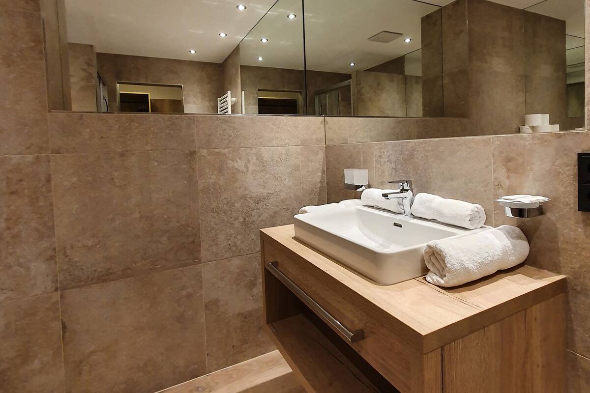 kirchenkogel de luxe, mountain view 26 qm | bathroom | hair dryer, towels