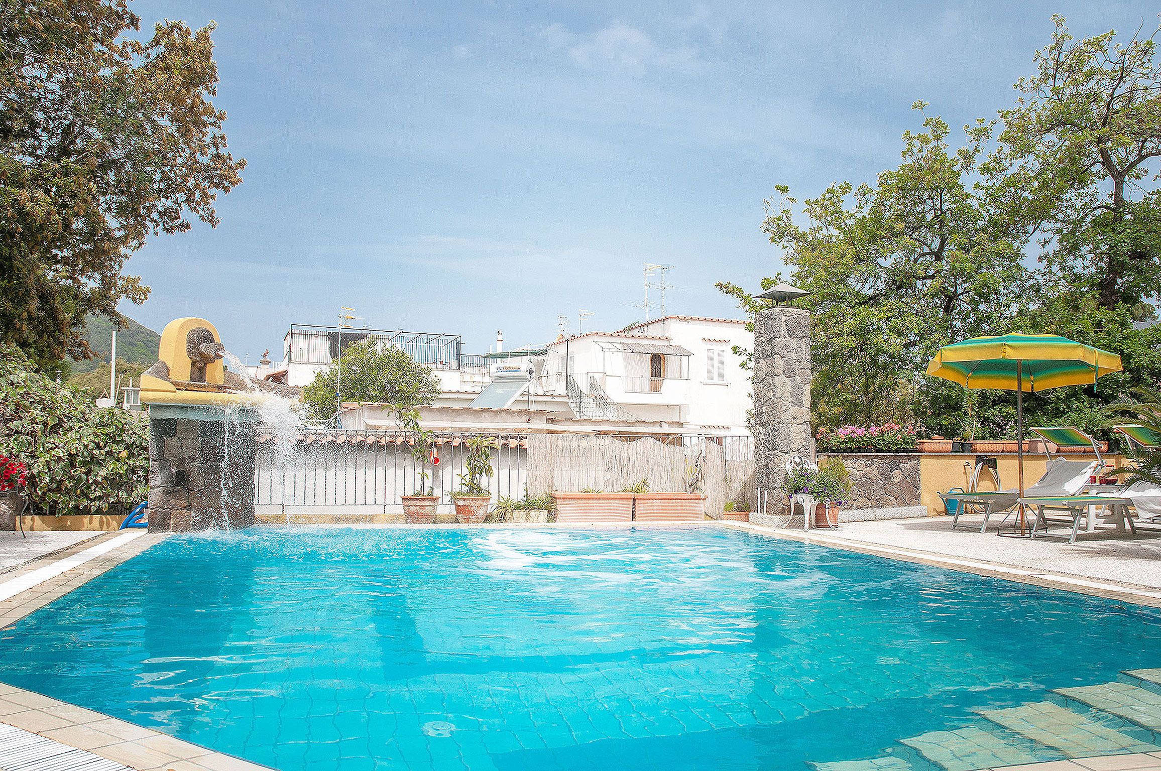 Piscina stagionale all'aperto, lettini