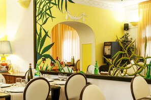 Breakfast and dinner served - Hotel Annabelle (Ischia)