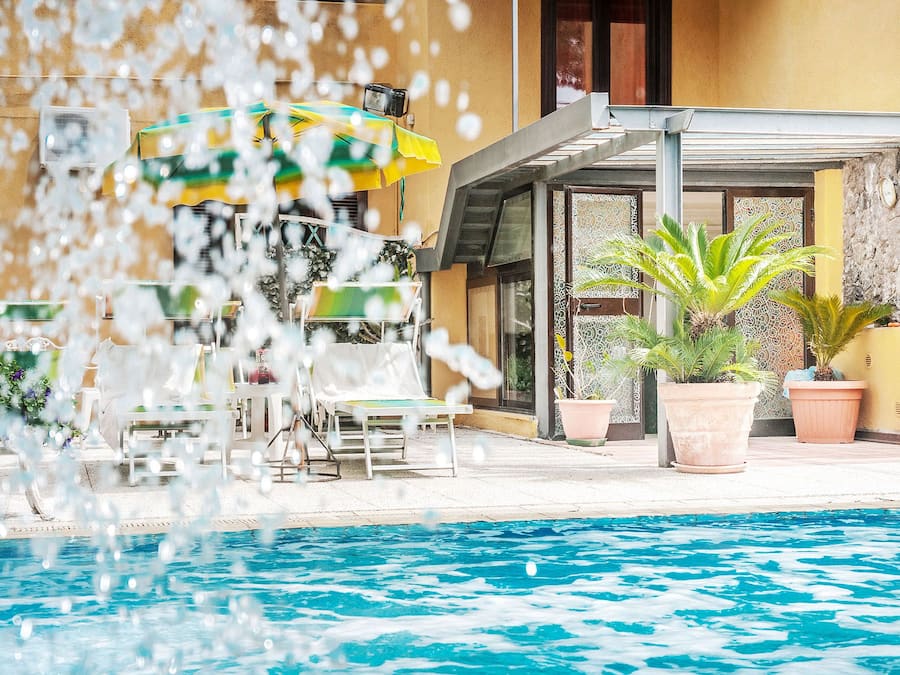 Piscina stagionale all'aperto, lettini