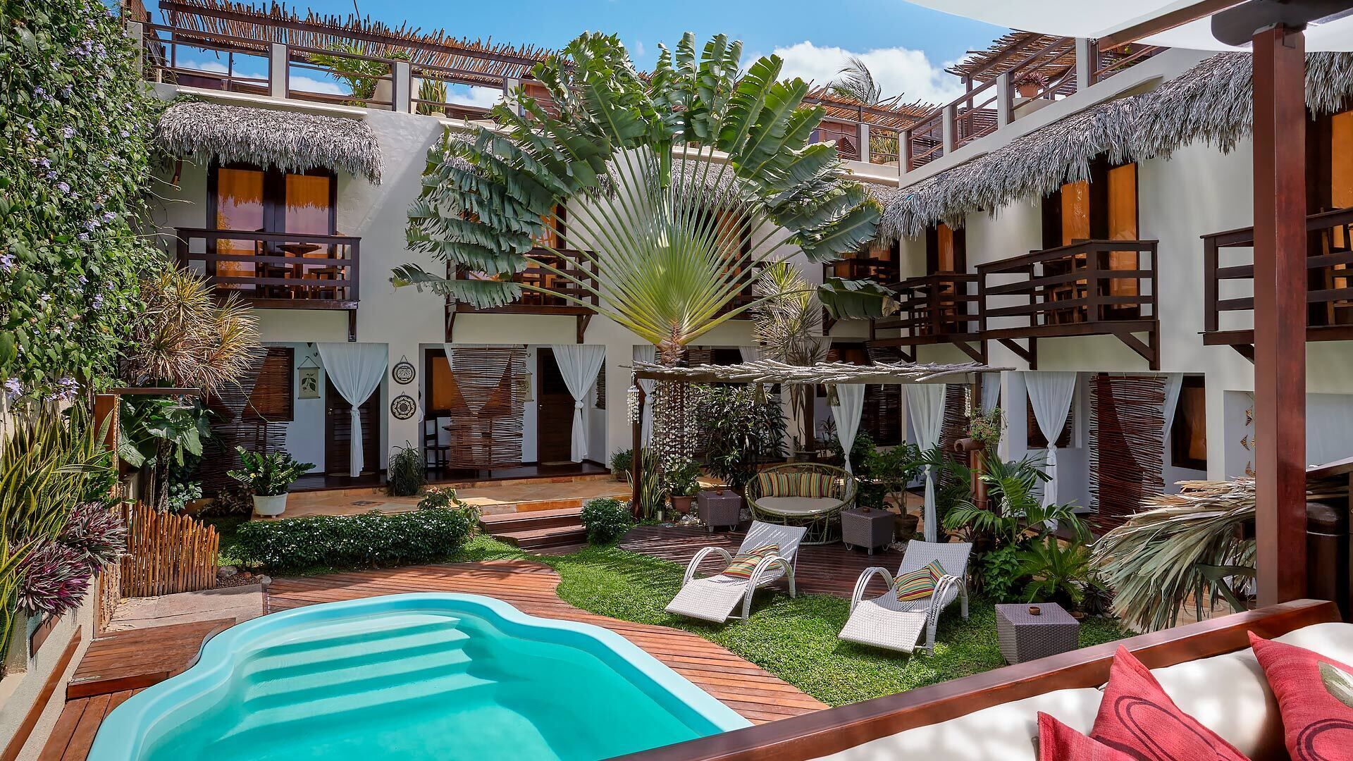 Hồ bơi ngoài trời, ghế dài tắm nắng 