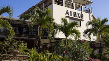 Fachada da propriedade à noite