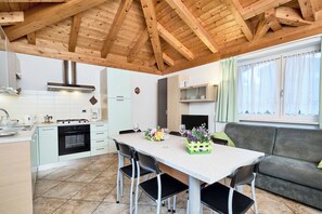 Superior Villa, 3 Bedrooms, Balcony | Coin séjour | Télévision
