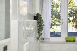Family Apartment, 2 Bedrooms, Balcony | Bilik Mandi | Pancuran mandi, pengering rambut, bidet, sabun 