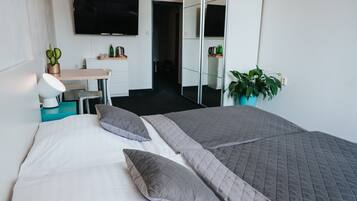Chambre économique, 1 grand lit | Bureau, espace de travail pour ordinateurs portables