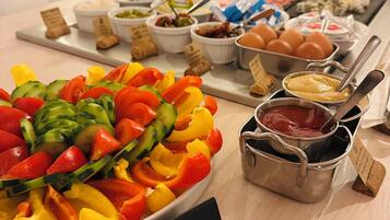 Buffet déjeuner gratuit tous les jours