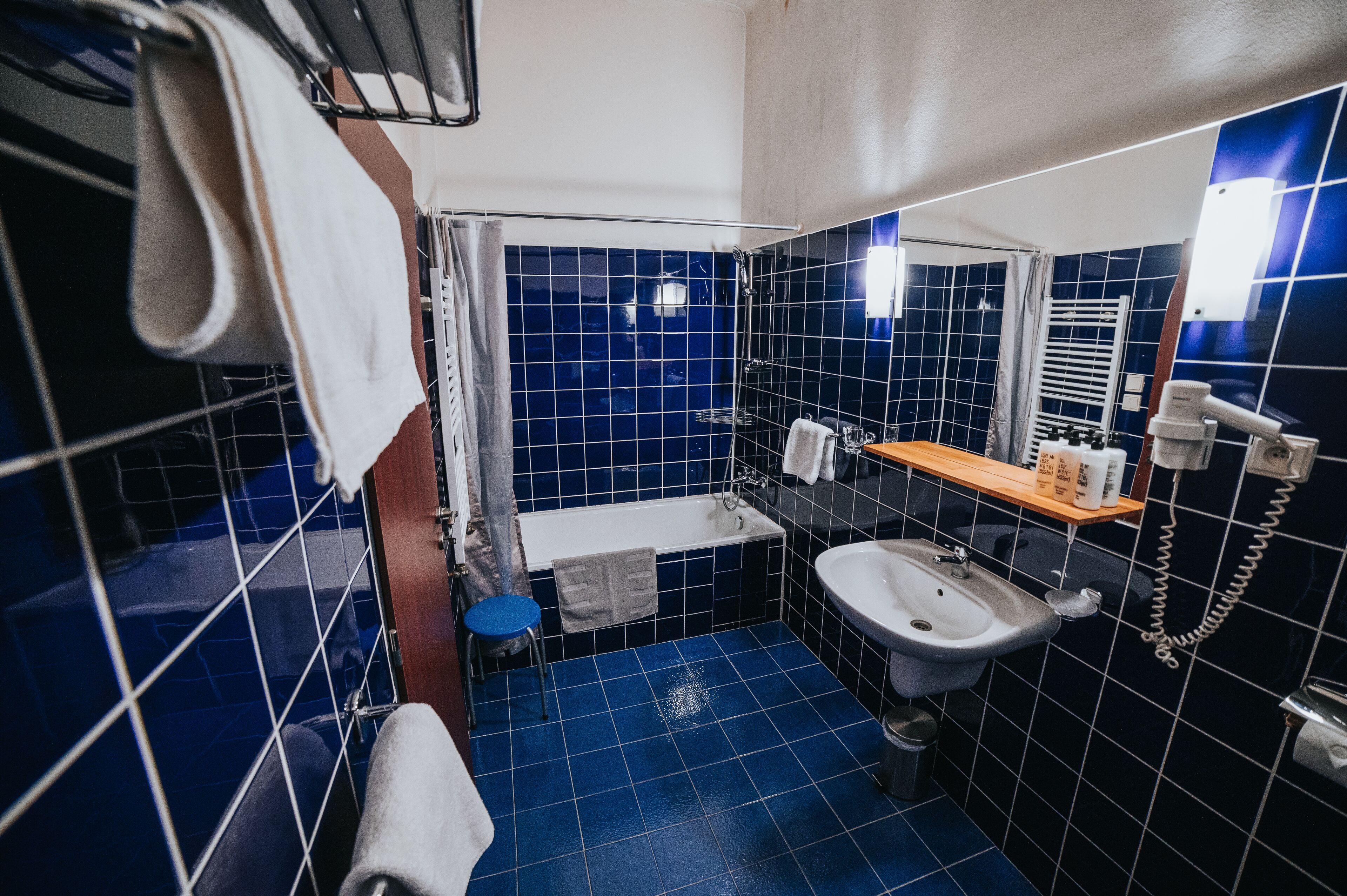 economy triple room | bathroom | free toiletries, hair dryer, bidet, towels