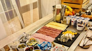 Um buffet de café da manhã com diversos alimentos e acompanhamentos.