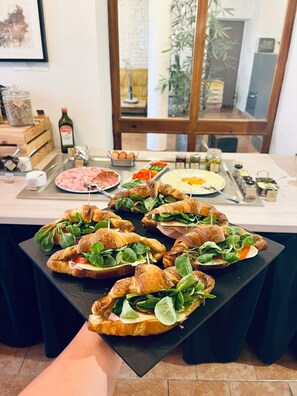 包含每日自助早餐