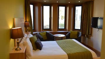 Hypo-allergenic bedding, desk, iron/ironing board, free WiFi