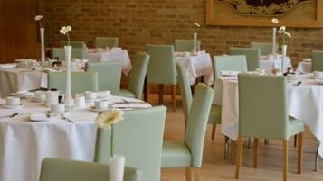 Se ofrece un desayuno a la carta (12.95 GBP por persona)