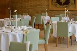 Daily cooked-to-order breakfast for a fee - Canterbury Cathedral Lodge (Canterbury)