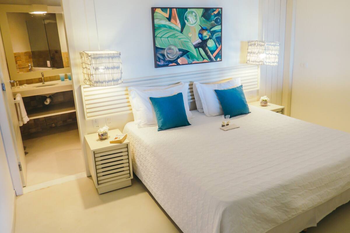 Cubrecamas, colchones Select Comfort y minibar 