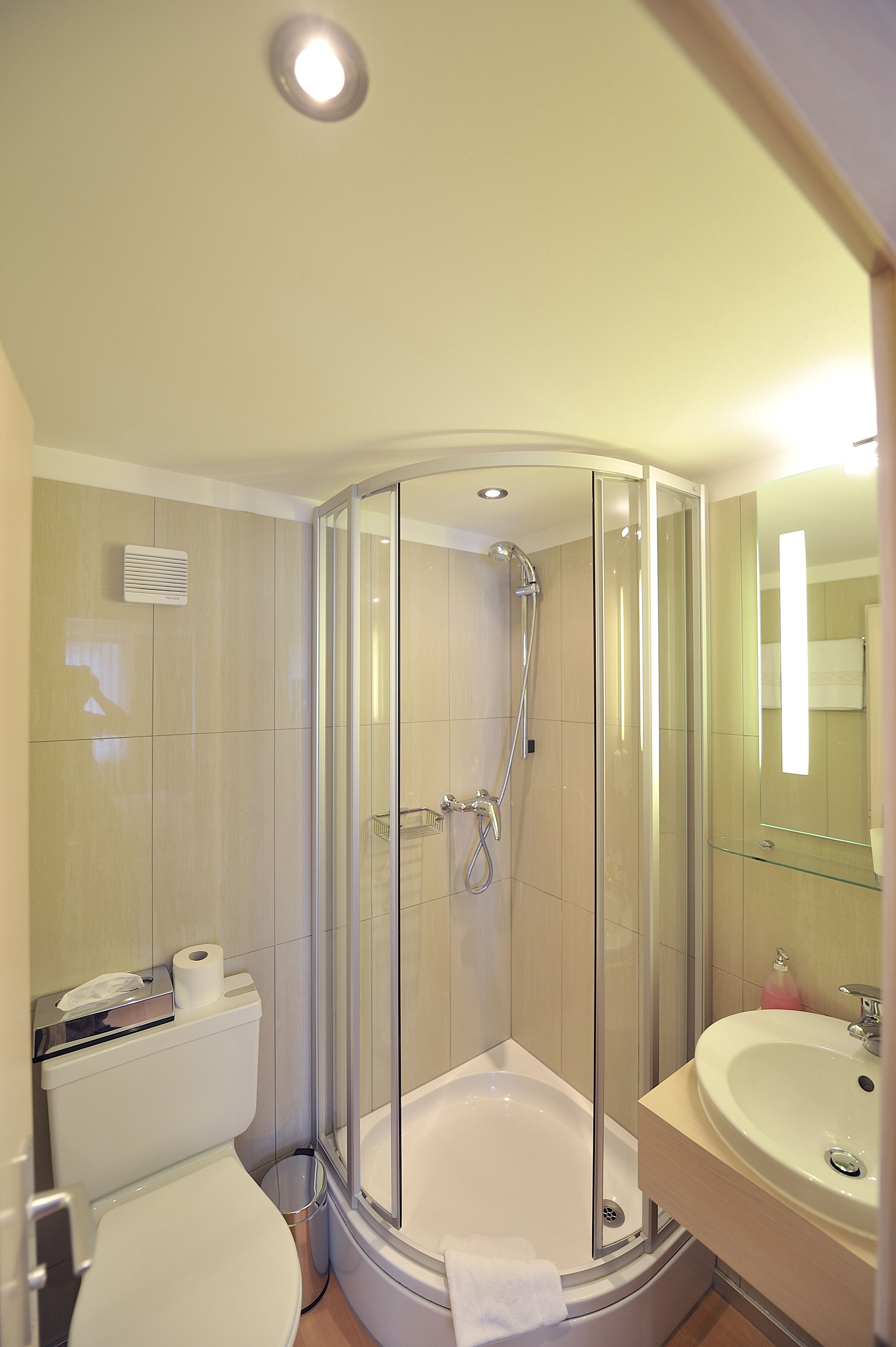 twin room | bathroom | free toiletries, hair dryer, bathrobes, heated floors