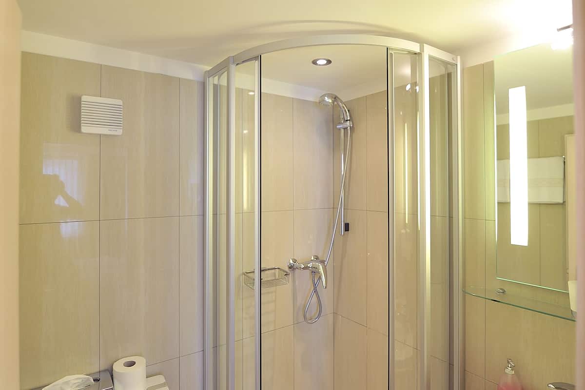 twin room | bathroom | free toiletries, hair dryer, bathrobes, heated floors