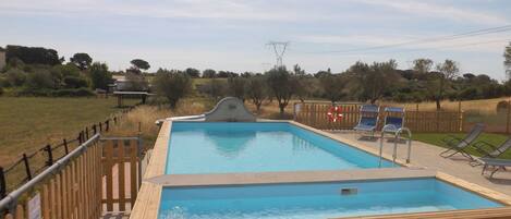 Kauden mukainen ulkouima-allas avoinna 10.00–19.30, aurinkovarjoja