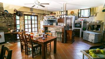 Breakfast (EUR 3.50 per person)