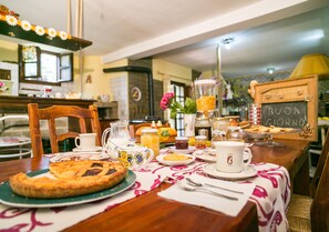 A breakfast table set with a pie, coffee cups, and a fruit bowl. - Agriturismo L.B.Stud (Bracciano)