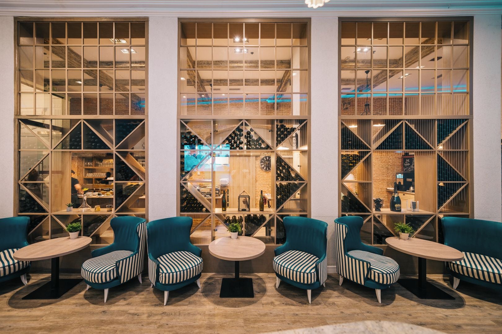 Un espace bar avec des sièges et des étagères à vin.