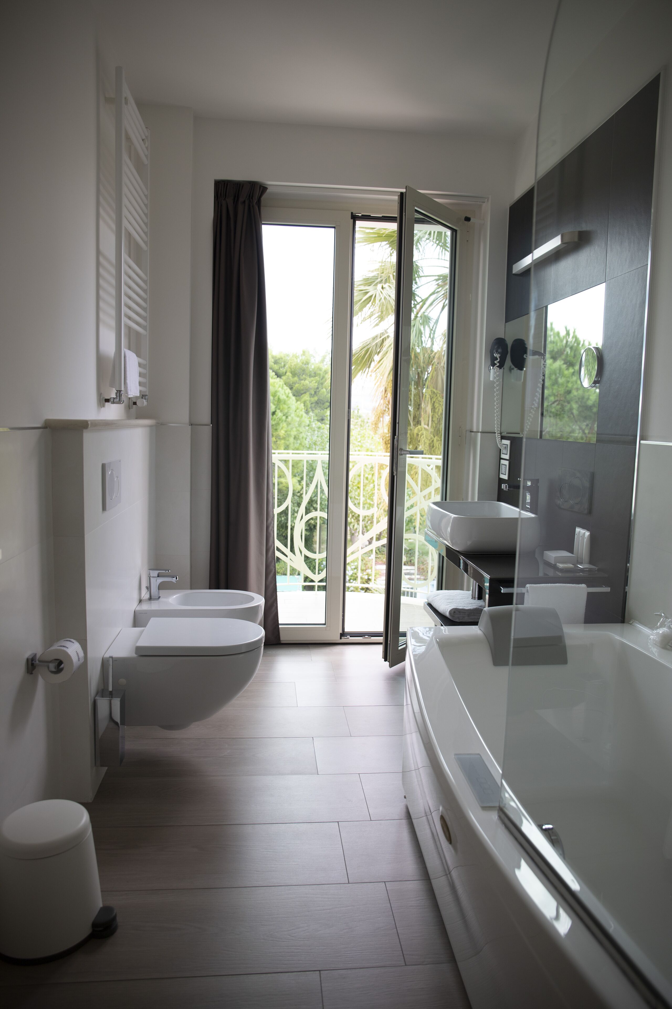 Un baño moderno con bañera, inodoro y lavabo.