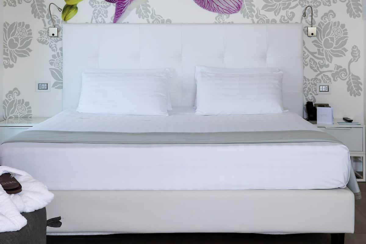 Suite, Hot Tub | 1 bedroom, premium bedding, minibar, in-room safe