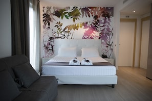 Suite, Hot Tub | Premium bedding, minibar, in-room safe, desk